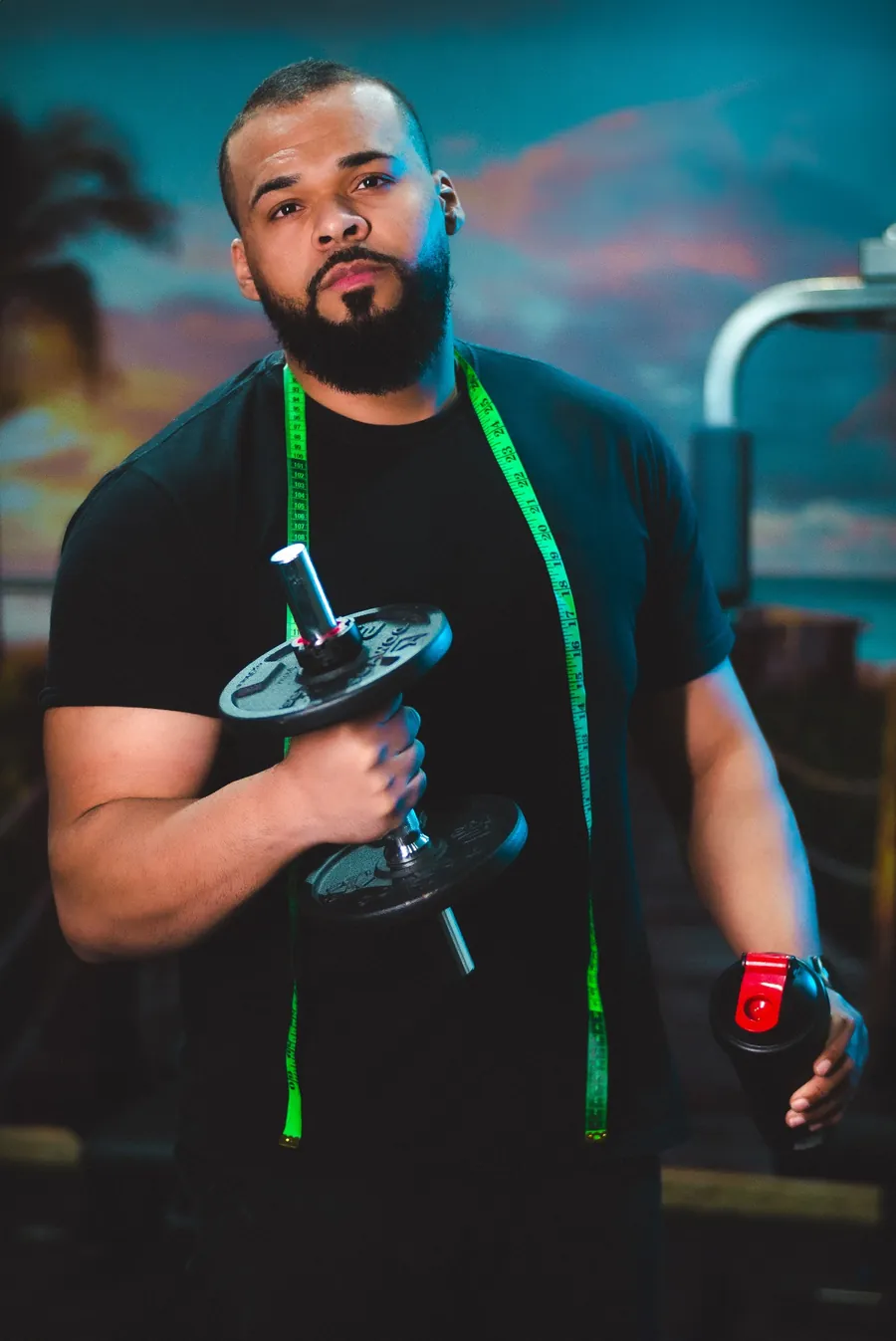 Bruno Santos, nutricionista esportivo em Barueri, com halter e fita métrica representando hipertrofia e performance