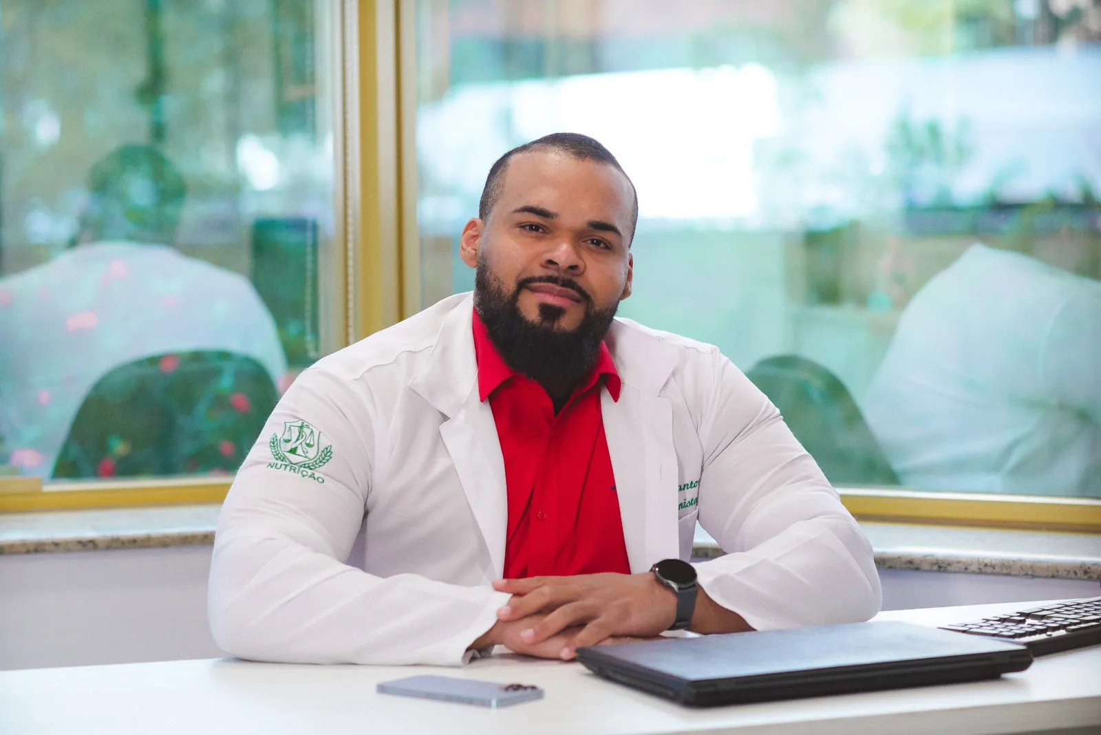 Bruno Santos, nutricionista clínico em Barueri especializado em emagrecimento, no consultório